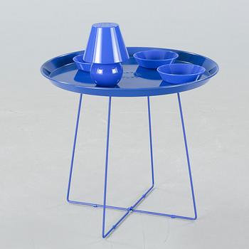 A pair of tray tables, two table lamps and six bowls by Fatboy, "Snacklight" and "Snackrack", 21th century.