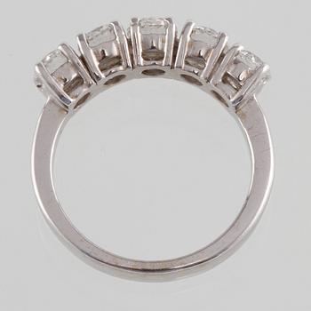 RING, 18k vitguld med 5 briljantslipade diamanter, 1.69 ct. Vikt 3,3 g.