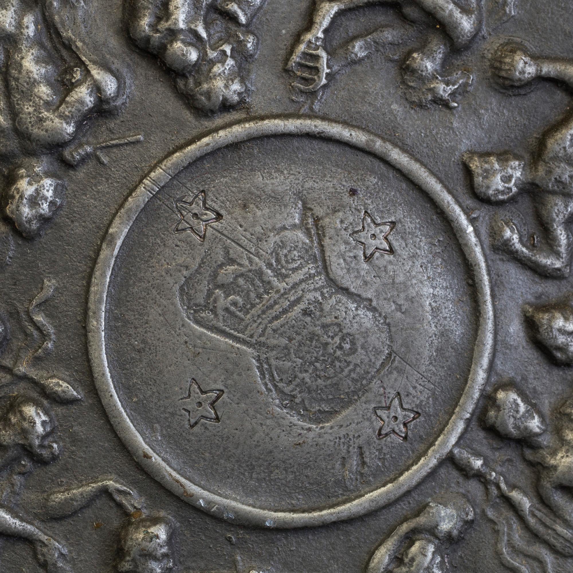 AN 18TH CENTURY PEWTER PLATE.