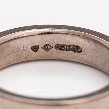 An 18K white gold ring with diamonds ca. 0.18 ct in total according to engraving. A Tillander, Helsinki 2005.