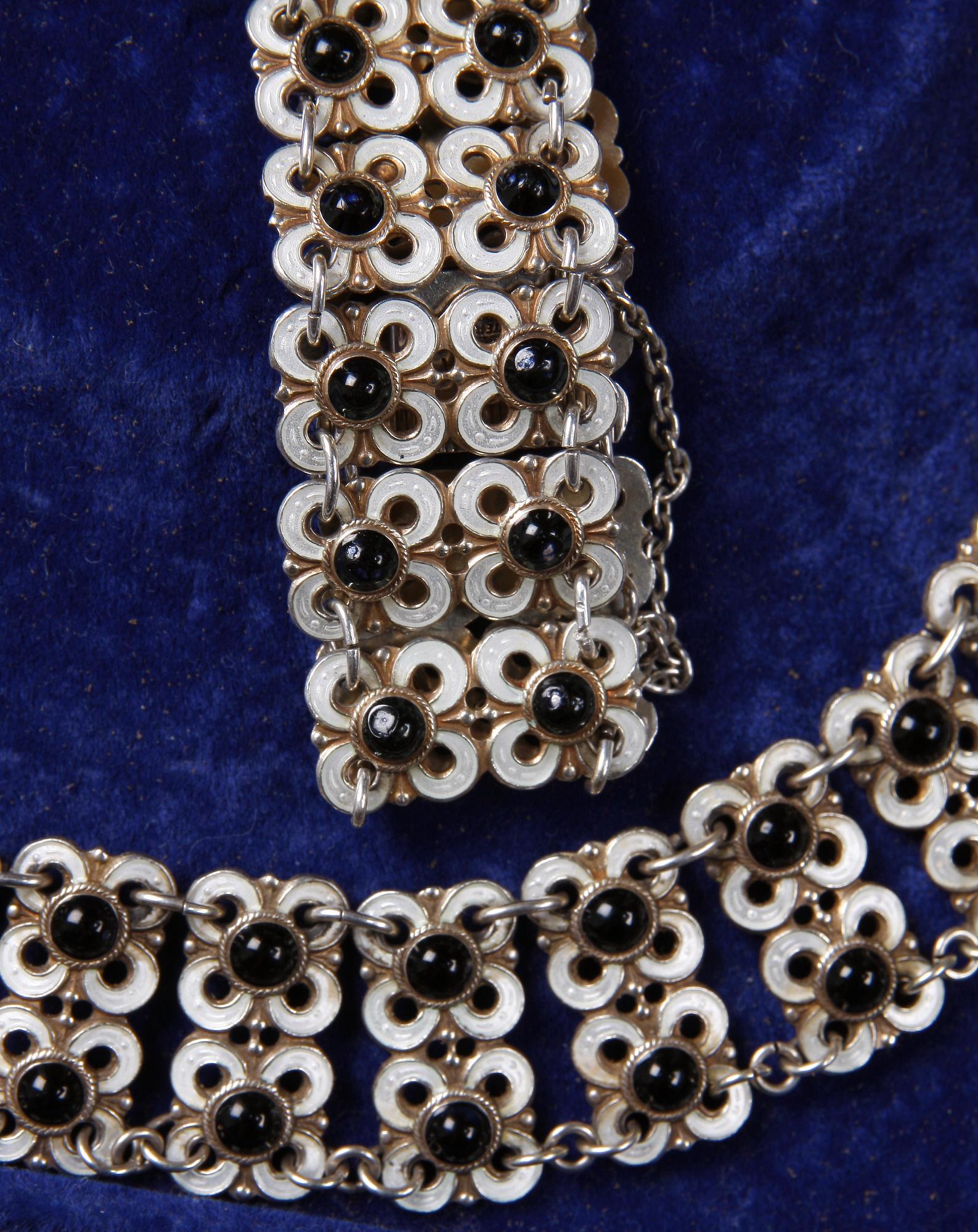 COLLIER samt ARMBAND, sterlingsilver och emalj, Willy Winnaess, David-Andersen, Norge, 1950-tal.
