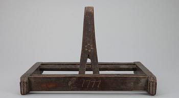 BOKSTÄLL, allmoge, daterad 1777.