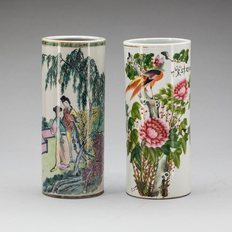 PENSELVASER, 2 st, porslin, Kina, 1900-tal och modern tillverkning.