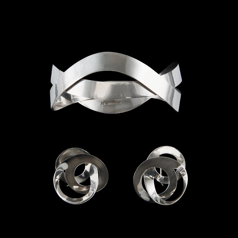 Paula Häiväoja, A PAIR OF EARRINGS AND A BRACELET, silver, Studio Paula, Helsinki 1968. Total weight 33,9 g.