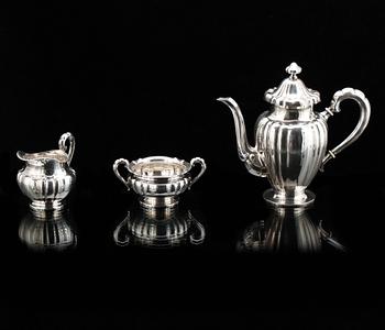 KAFFESERVIS, 3 delar, silver, rokokostil, Tyskland, svenska importstämplar. 1900-talets första hälft.Totalt ca 540 gram.