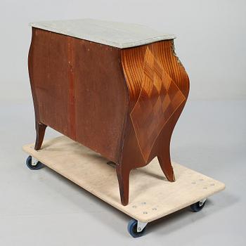 BYRÅ, rokokostil, omkring 1900-talets mitt.