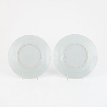 A group of five (2+2+1) Chinese exportporcelain plates, Qing dynsaty, Qianlong (1736-95).