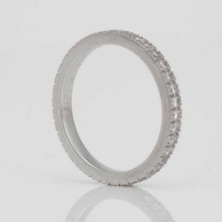TVÅ RINGAR, en med briljantslipad diamant, circa 2.00 ct. 
En helallians med briljantslipade diamanter på ringskena.