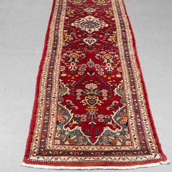 Gallerimatta, old, Hamadan, ca 419 x 81 cm.