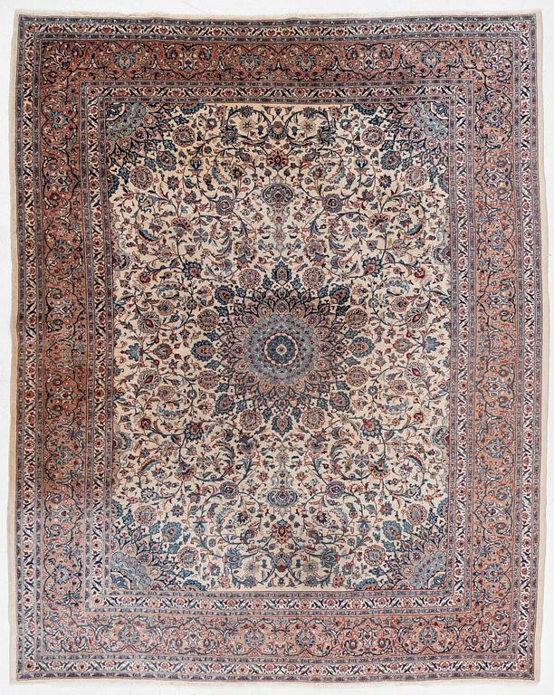 A Tabriz carpet, a. 373 x 286 cm.