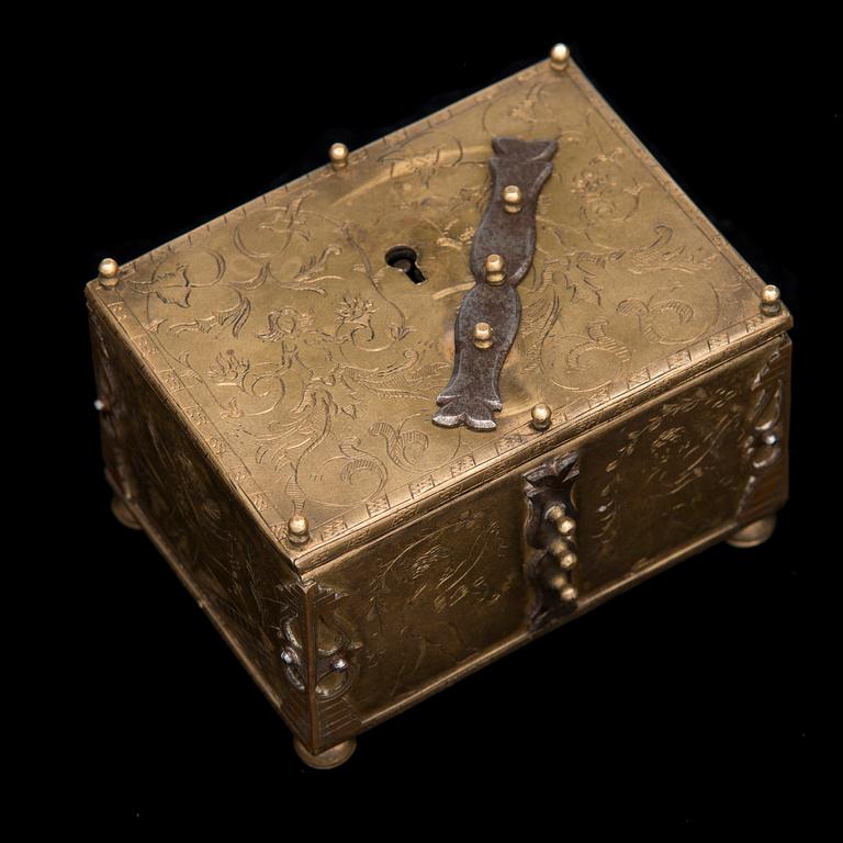 MINIATYRKISTA. Möjligen modell för penningkista. Barock 1700-tal.