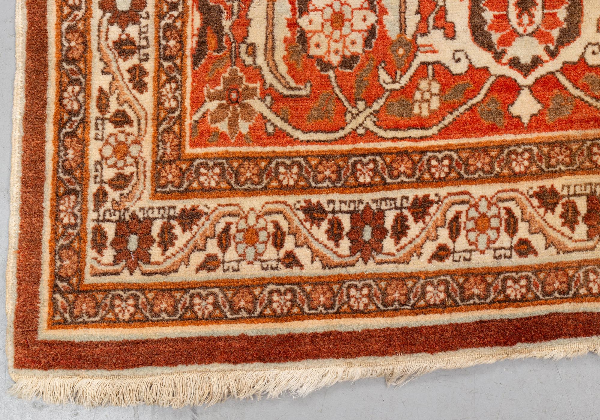 A carpet, an antique Tabriz, ca 380-381,5 x 271,5-283 cm, an inscription: Yekbar Jorabchi.