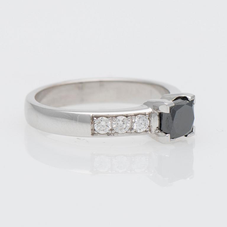 RING, prinsesslipad behandlad svart diamant, briljantslipade diamanter, 14K vitguld.