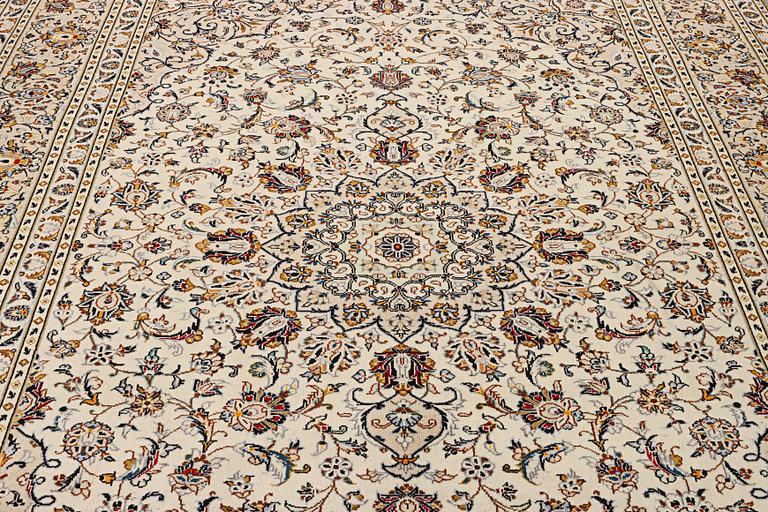 A Kashan carpet, c. 345 x 242 cm.
