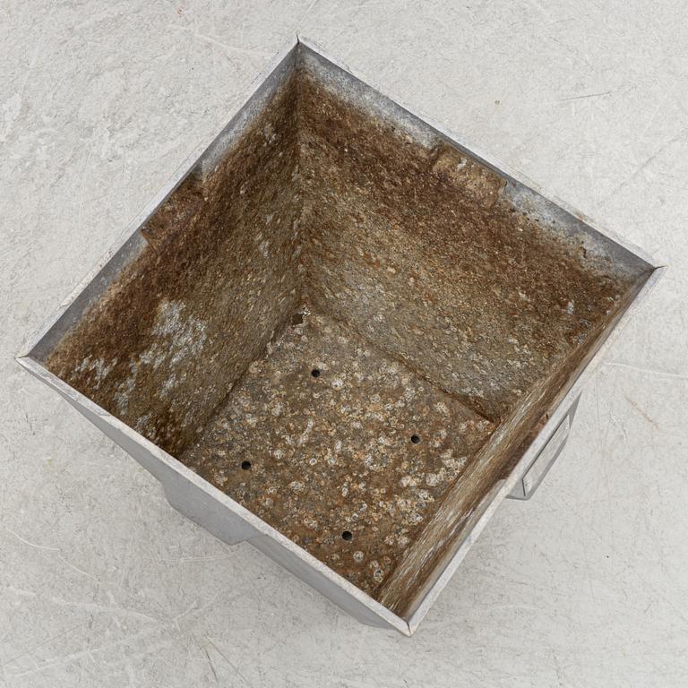 Björn Alge, planteringskärl, ett par, "Karl", Byarums Bruk.