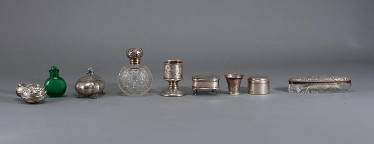 PARTI SILVER, 8 delar, mestadels England och Sverige, 1900-tal, vikt exklusive glas samt fylld del ca 300 g.