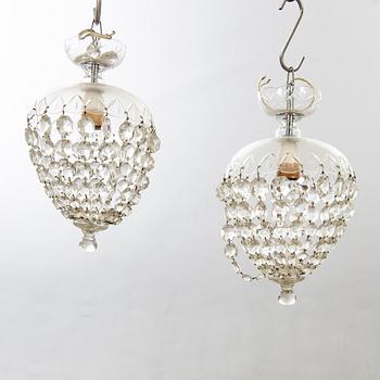 Plafonder, två st, prismor i kristall/glas, 1900-talets första del.