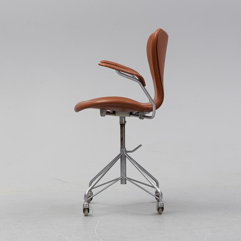 A 'Serie 7' swivel armchair by Arne Jacobsen for Fritz Hansen, dated 1967.