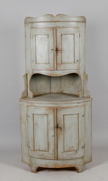 HÖRNSKÅP, allmoge, 1800-talets första hälft.