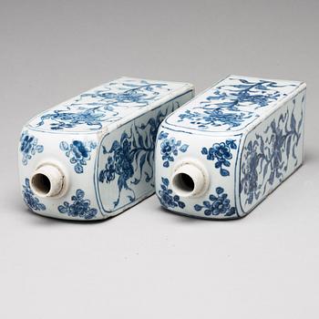 A pair of blue and white bottles, Ming dynasty, 17th Century.