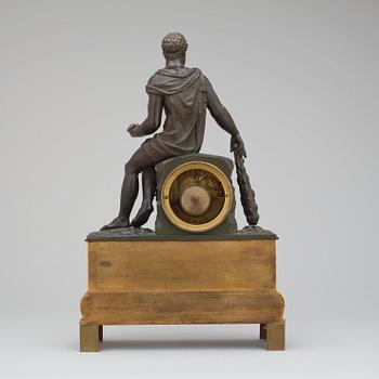 BORDSPENDYL. Empire, 1800-talets början.