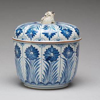 SKÅL med LOCK, porslin. Qingdynastin, Kangxi (1662-1722).