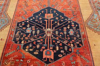 A carpet, antique Heriz/Bakshaish, ca 633-645 x 321-328,5 cm.