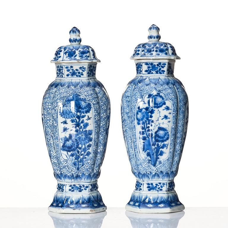 Vaser med lock, ett par, porslin. Qingdynastin, Kangxi (1662-1722).