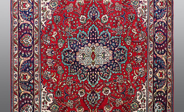 A carpet, Tabriz, ca 295 x 208 cm.