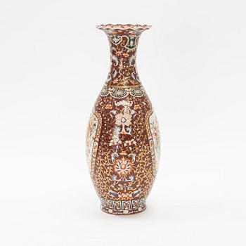A porcelain urn, Japan, 20th century.
