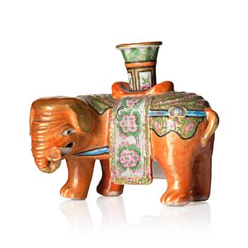 Ljusstake i form av elefant, porslin. Qingdynastin, Kanton, 1800-tal.