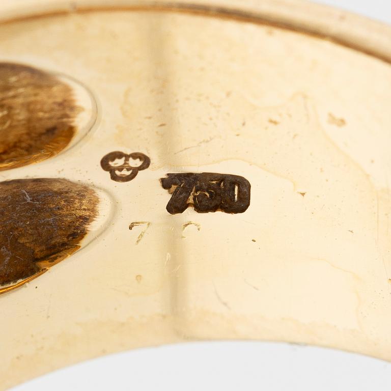 Ring in 18K gold set with round brilliant-cut diamonds.