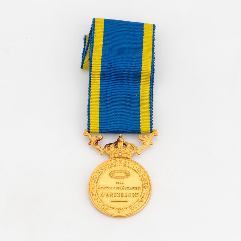 A Swedish Royal medal, from the period of King Gustav V, 23 ct gold.