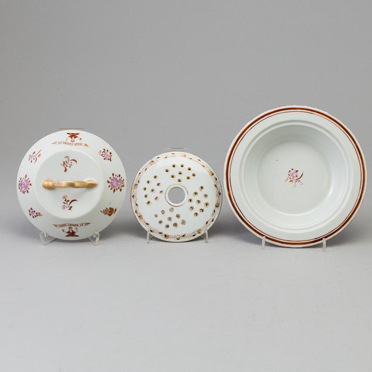 A dish with a lid, porcelain, 20th century.