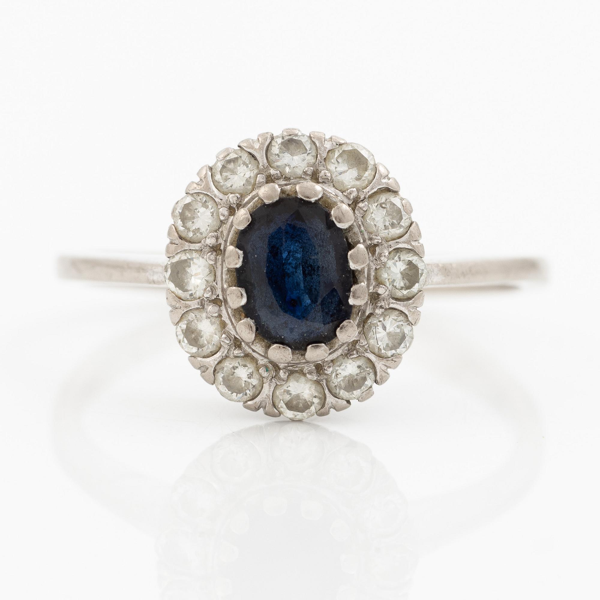 Ring, 18K white gold, camée model with sapphire and brilliant-cut diamonds.