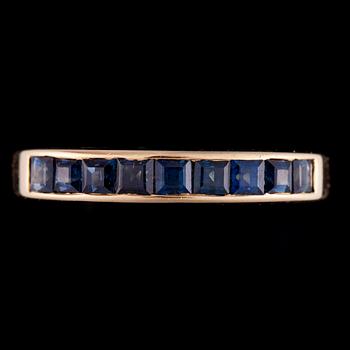 RING, 14K guld, carréslipade safirer. Vikt ca 2,2 g.