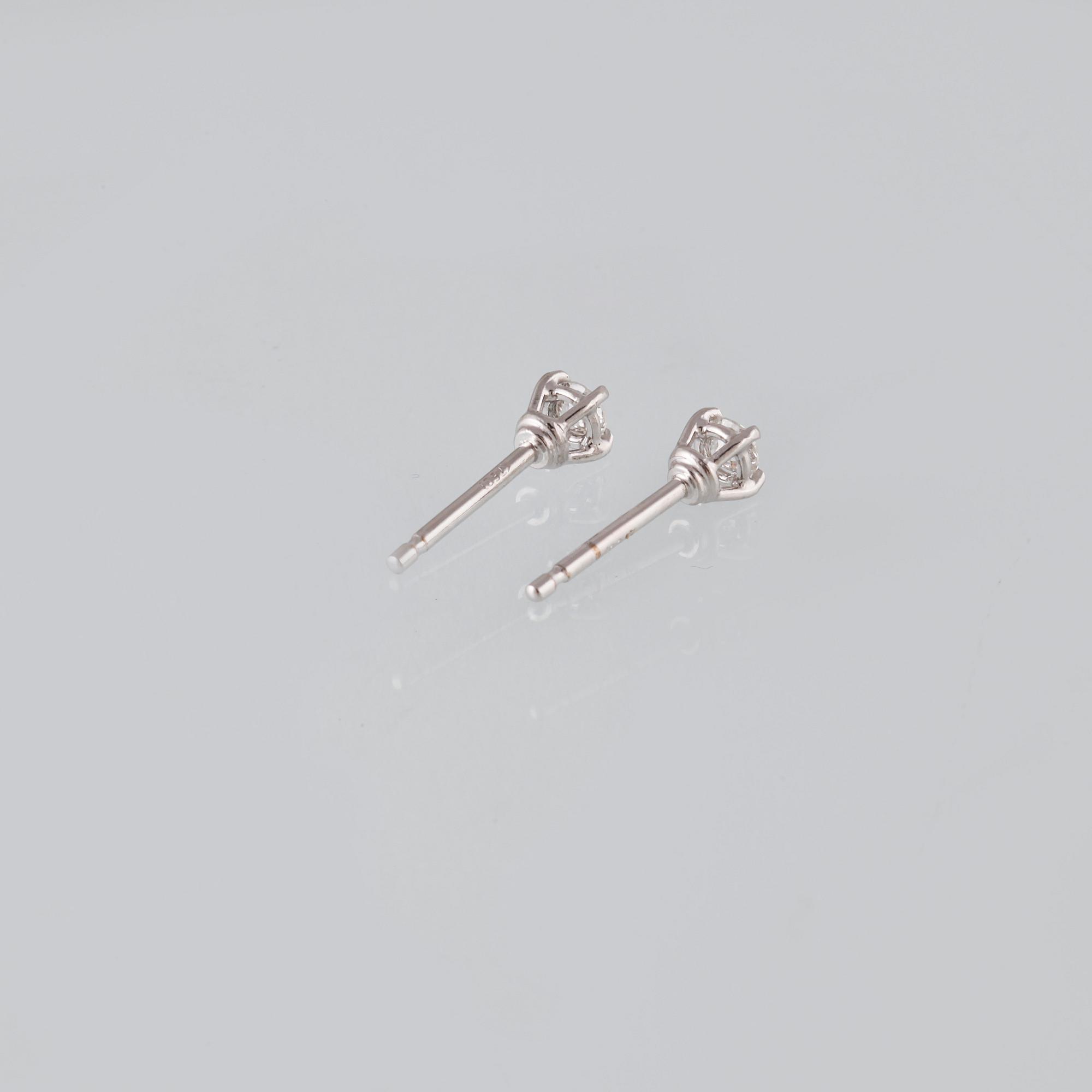 ÖRHÄNGEN, 18K vitguld med briljantslipade diamanter ca 0.22 ct. Vikt 1,2 gram.