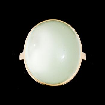 A Wiwen Nilsson 18k gold and cabochon cut moonstone ring, Lund 1960.