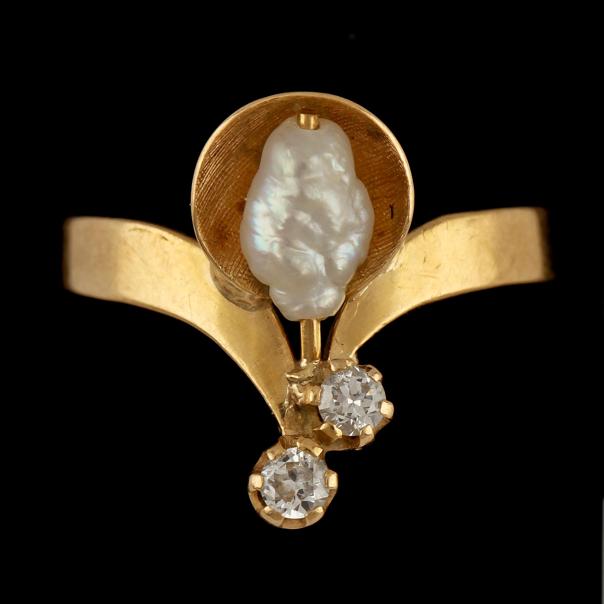 RING, 18k guld med två briljantslipade diamanter tot ca 0.14 ct samt odlad sötvattens pärla. Vikt 2 g.
