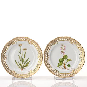 A set of eight Royal Copenhagen "Flora Danica" dessert dishes, Denmark, 20th Century.