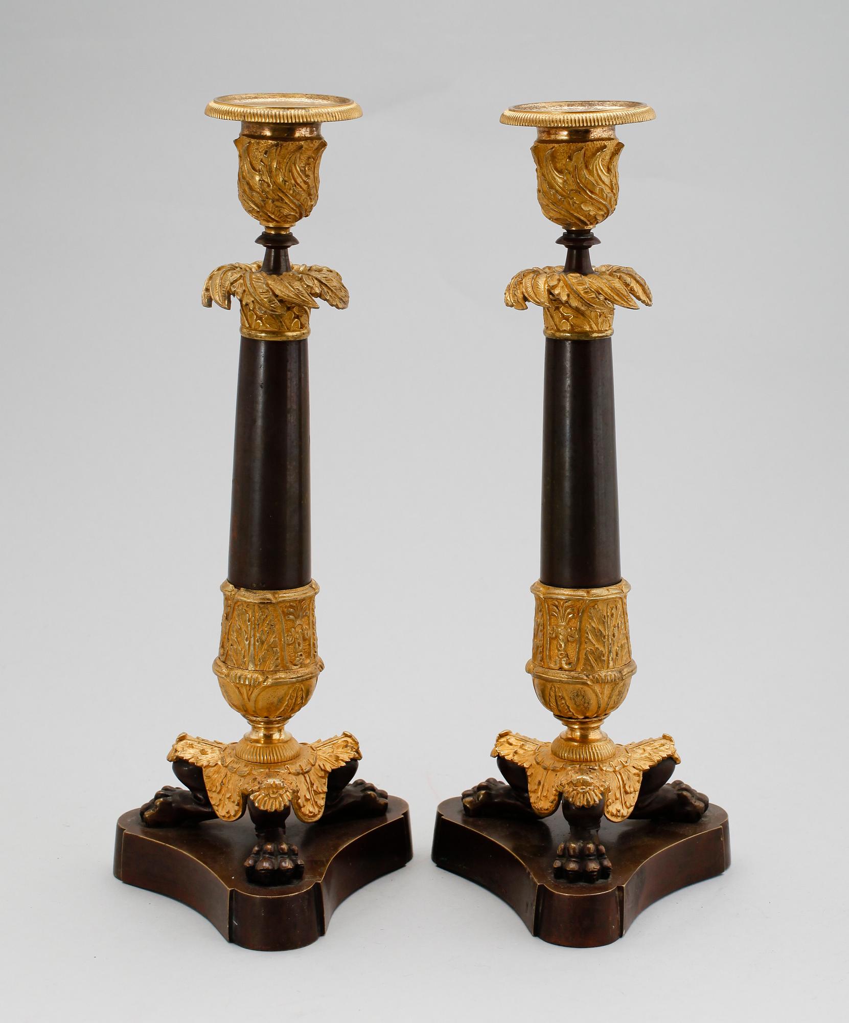 LJUSSTAKAR, 1 par, förgylld och patinerad brons, senempire, 1800-tal.