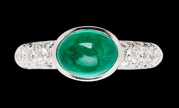 1091. RING, cabochonslipad smaragd, 2.30 ct, med briljantslipade diamanter, tot. 0.50 ct.