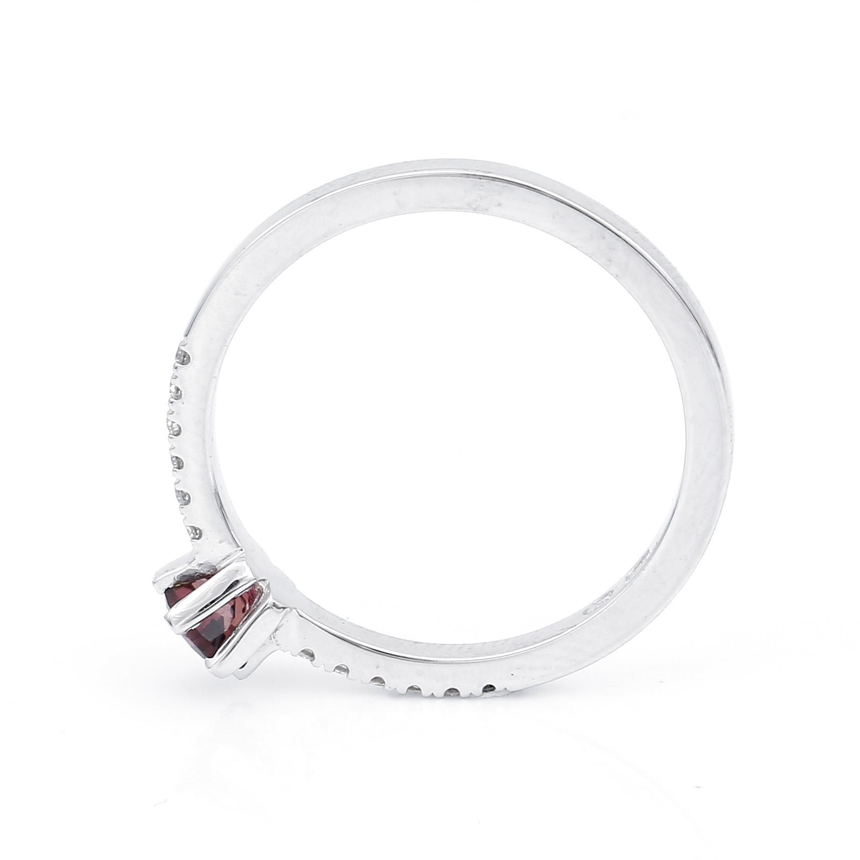RING, 14K vitguld med turmalin 0,29 ct och briljantslipade diamanter tot ca 0,11 ct. Vikt 2,20 gram.