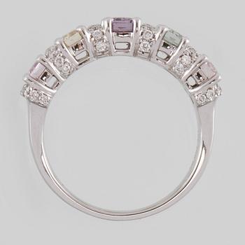 RING, 18K vitguld med briljantslipade diamanter 0.32 ct samt olikfärgade safirer 2.57 ct. Vikt 5.8 gram.