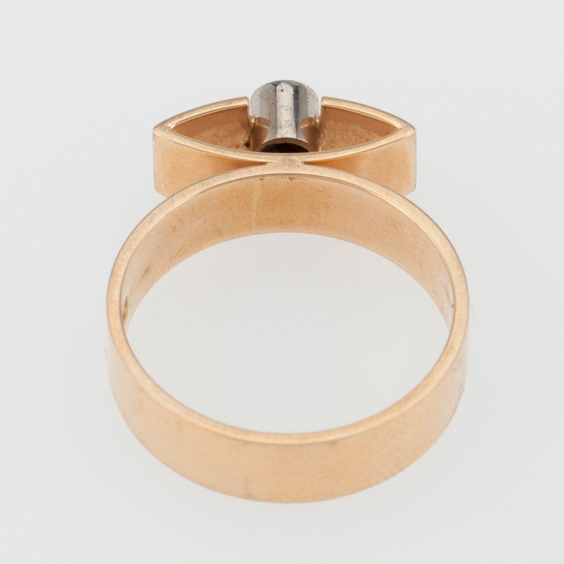 Elis Kauppi, SORMUS, 14K kultaa, timantti 0,10 ct, Kupittaan Kulta 1963. Paino 4,9 g.