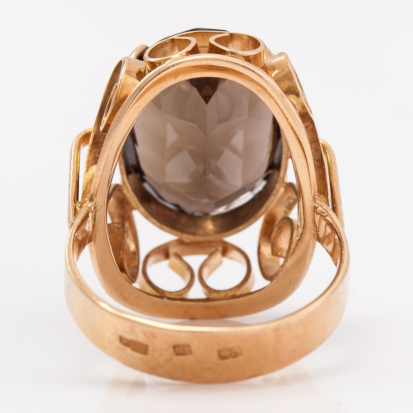 Ring, 14K guld och rökkvarts. Riga, 1900-talets senare hälft.