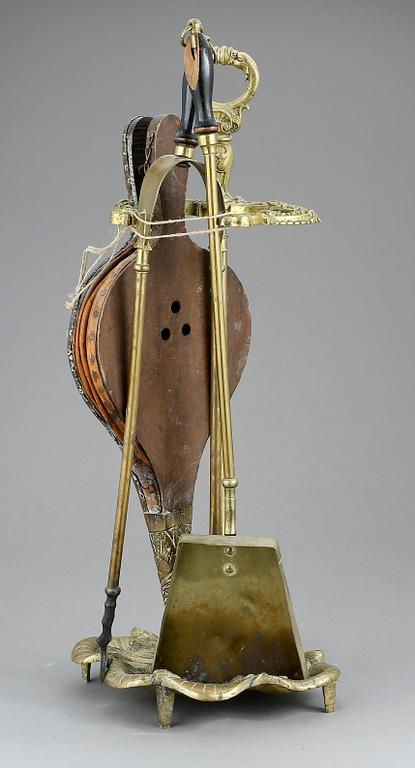 BRASUTENSILIER, 4 delar, omkring 1900.