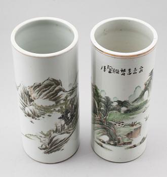 PENSELVASER/PERUKSTOCKAR, 2 st, porslin, Kina, 1900-tal.