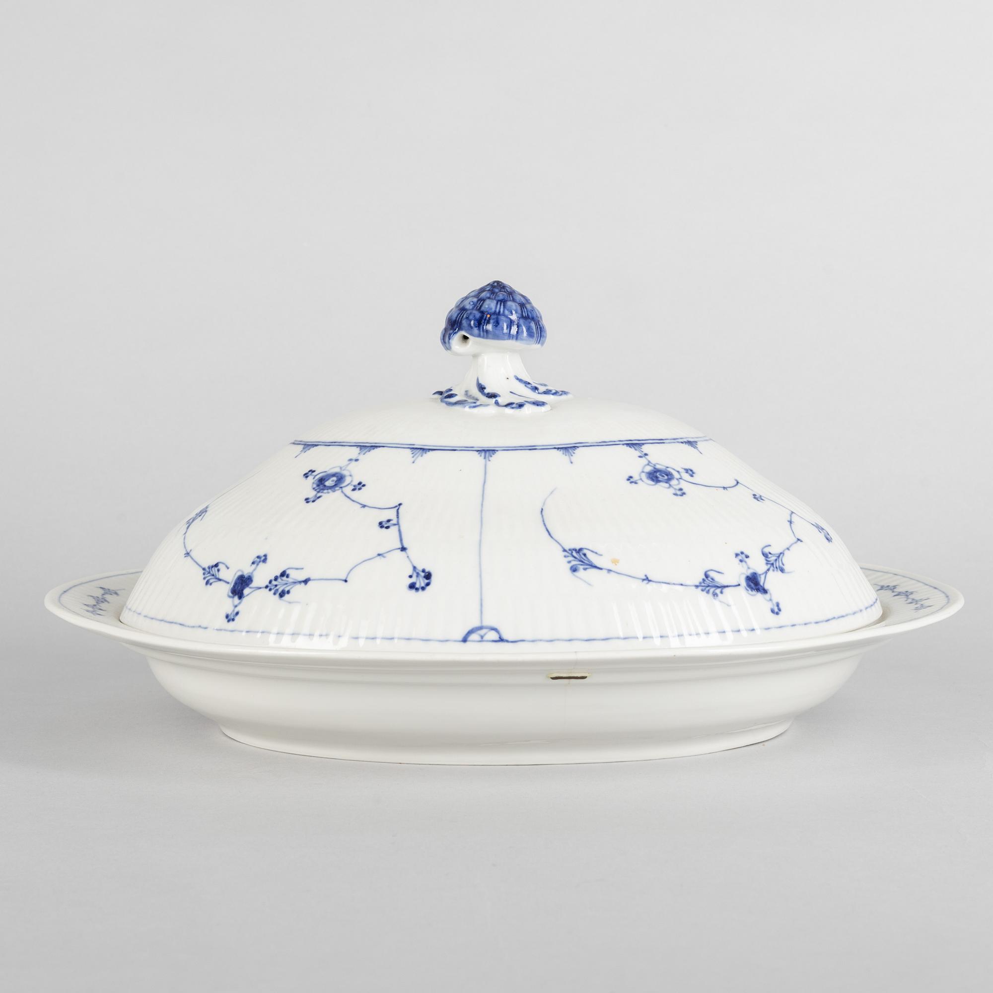 Terrin / ragufat med lock, porslin, Royal Copenhagen, "Musselmalet", 1800-tal.