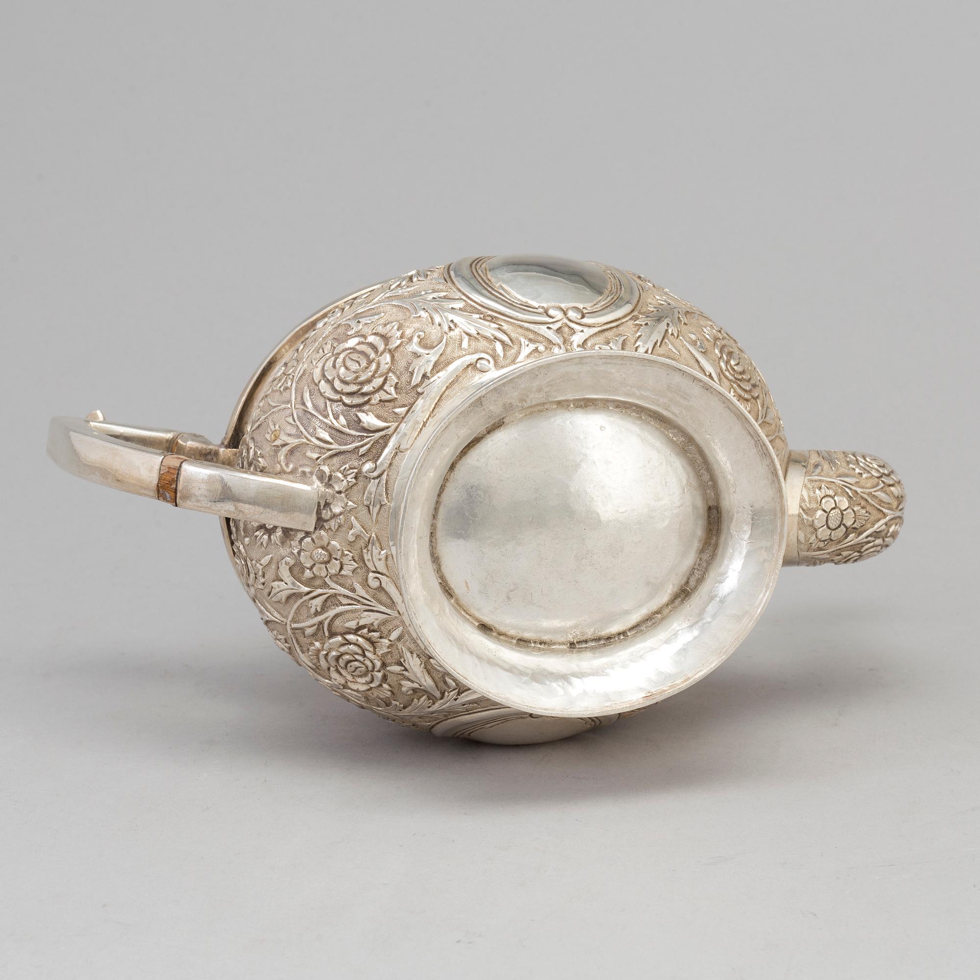 TEKANNA, silver, 1900-talets första hälft. Vikt ca 765 g.